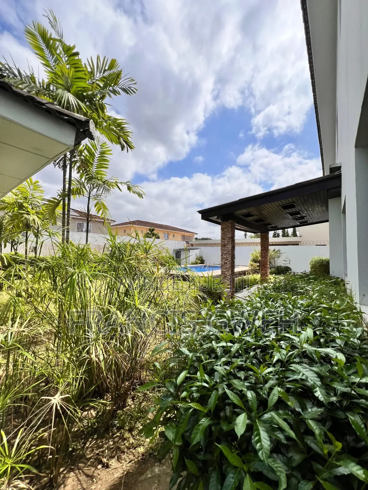 6chbre Duplex dans Francis Gweh, Cocody à Louer