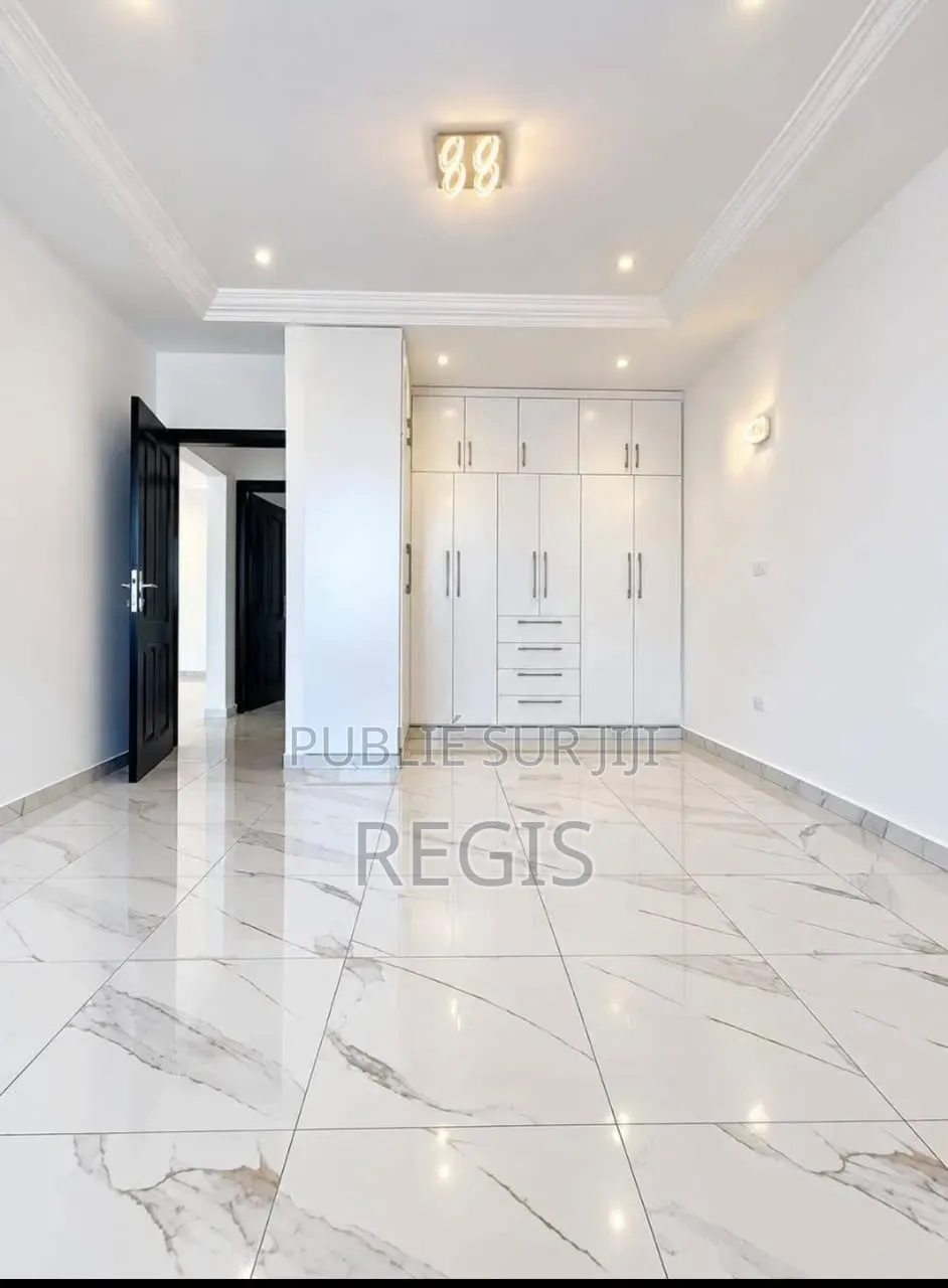 2chbre Appartement dans Regis, Cocody à Louer
