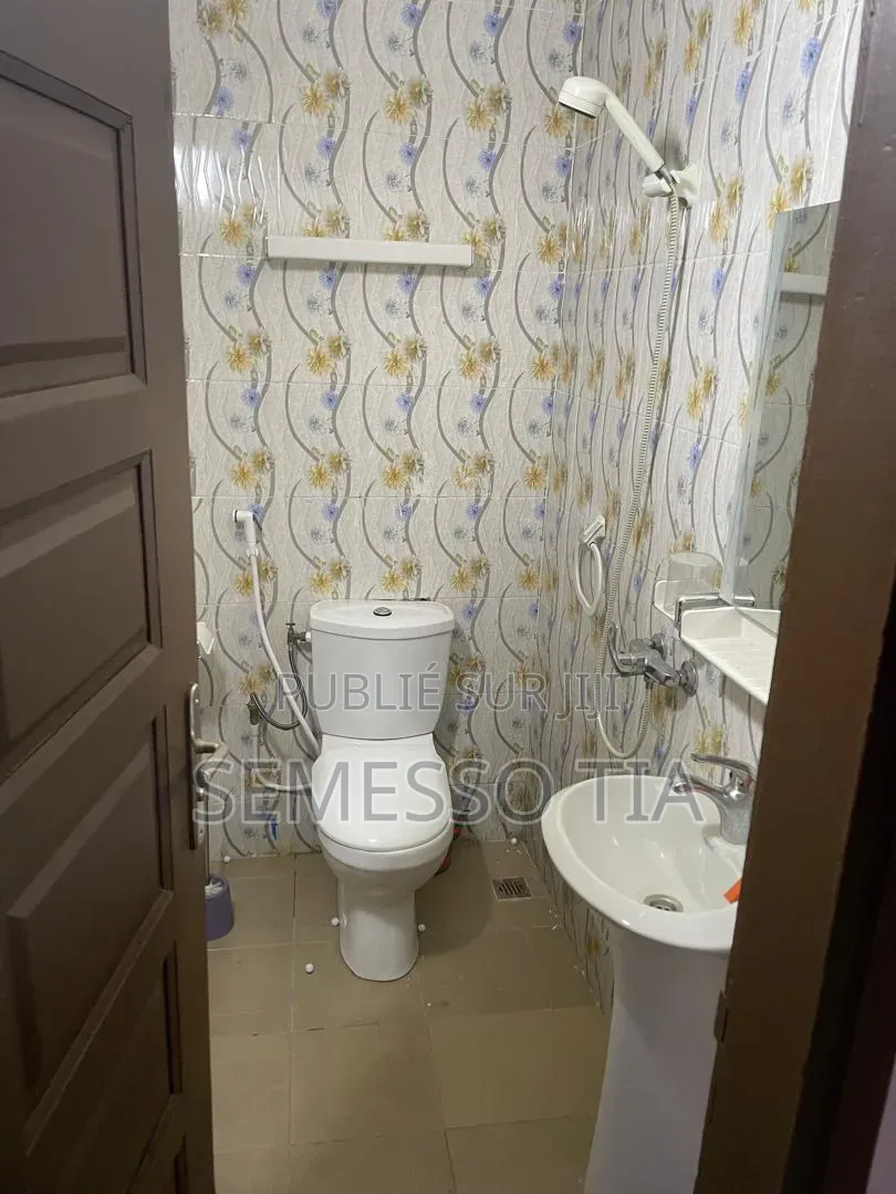 Meublé 1chbre Appartement dans Yopougon à Louer
