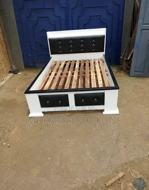 Lits en Bois Disponible