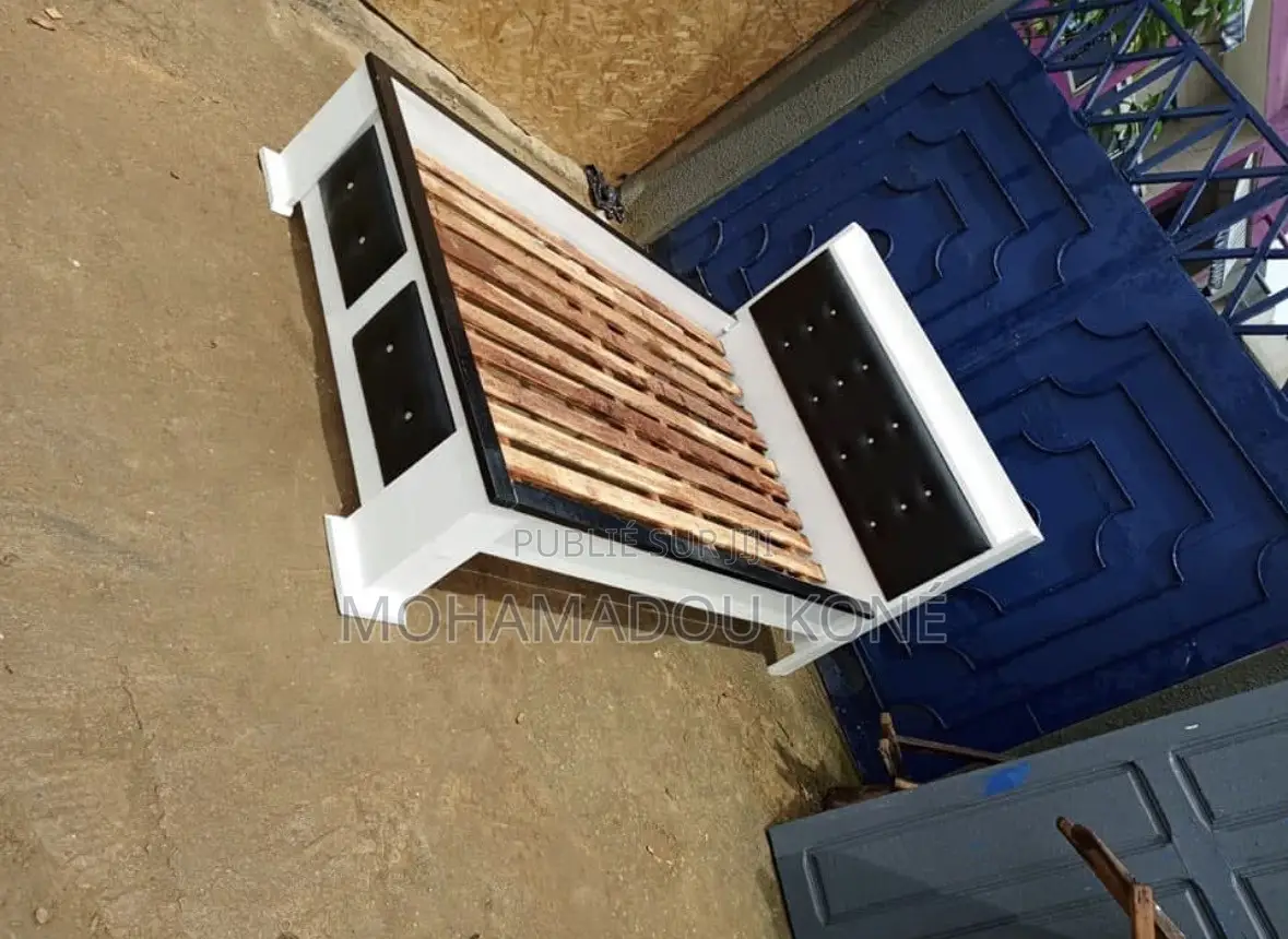 Lits en Bois Disponible