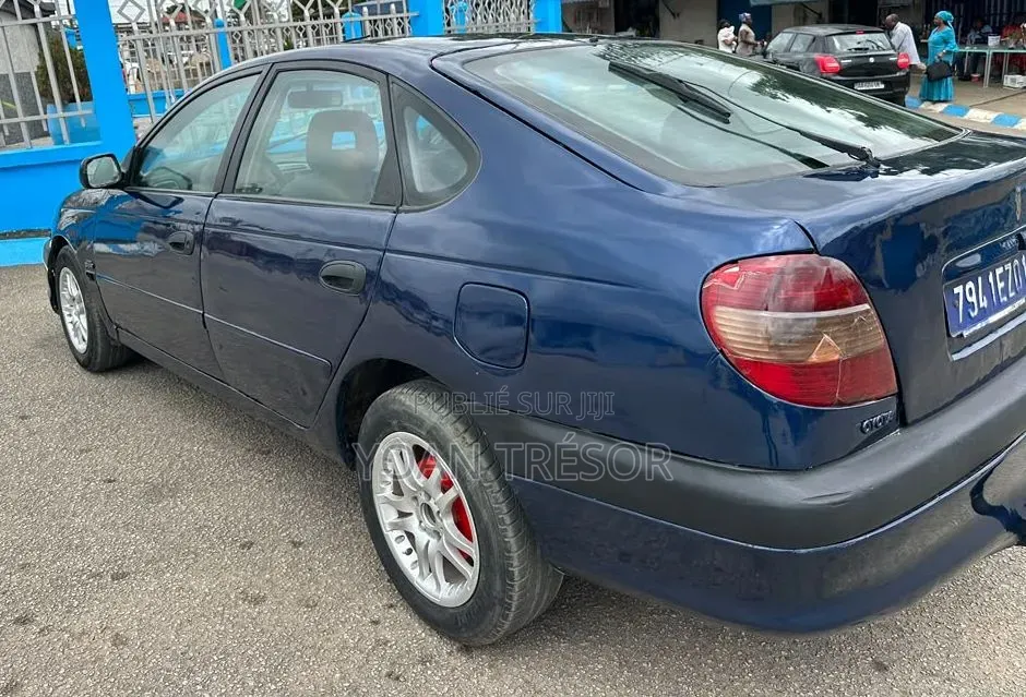 Toyota Avensis 2000 Bleu