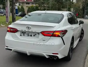 Toyota Camry SE 2021 Blanc