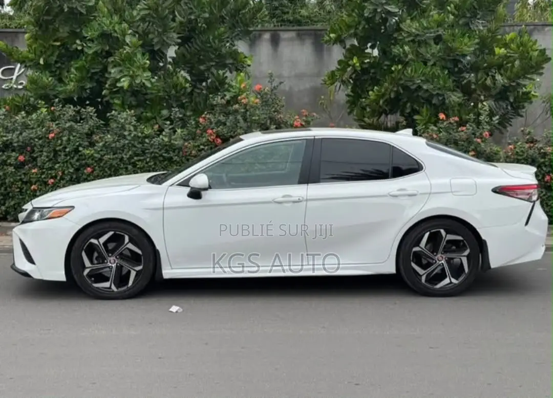 Toyota Camry SE 2021 Blanc