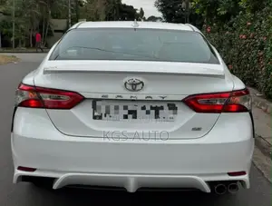 Toyota Camry SE 2021 Blanc