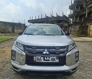 Mitsubishi Outlander 2021 Gris