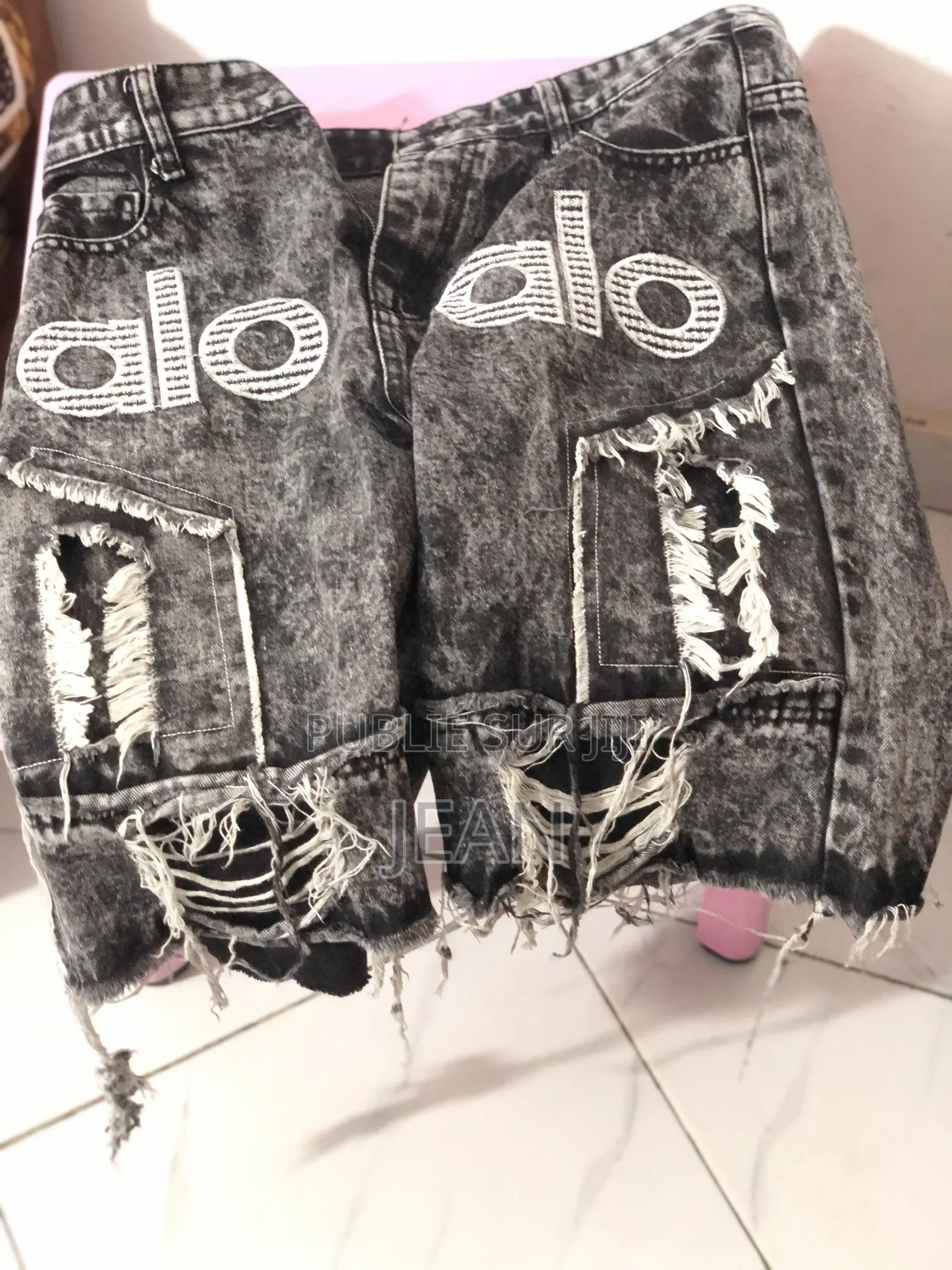 Bonjour Je Vends Des Vêtements Aussi Des Pantalons Et Complet