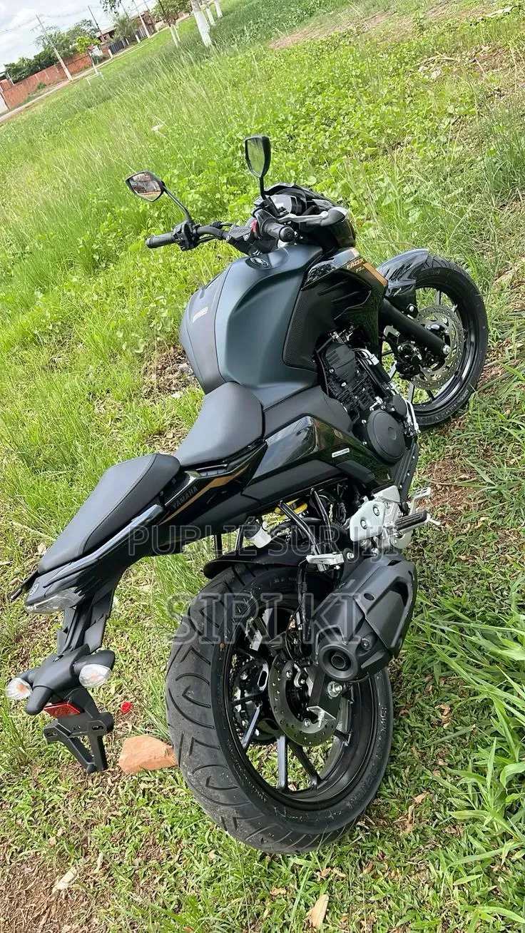 Nouveau Yamaha Crux 2025 Noir