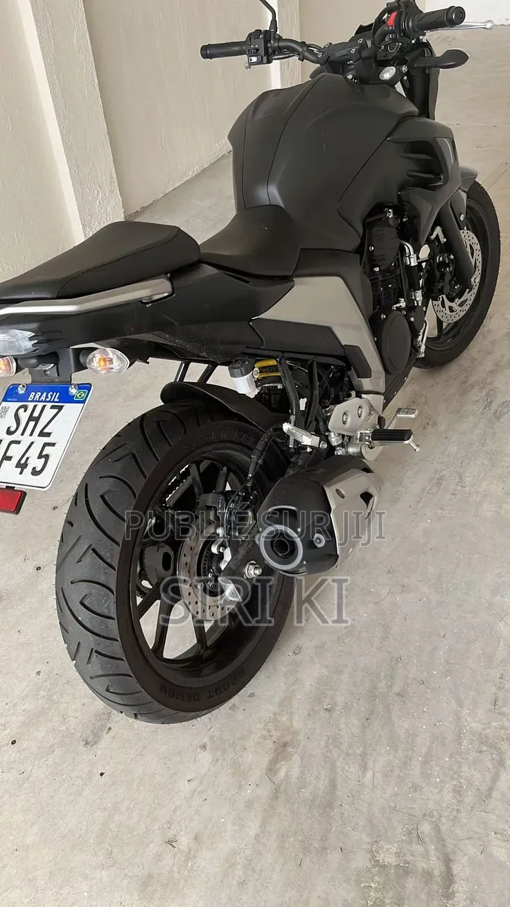 Nouveau Yamaha Crux 2025 Noir