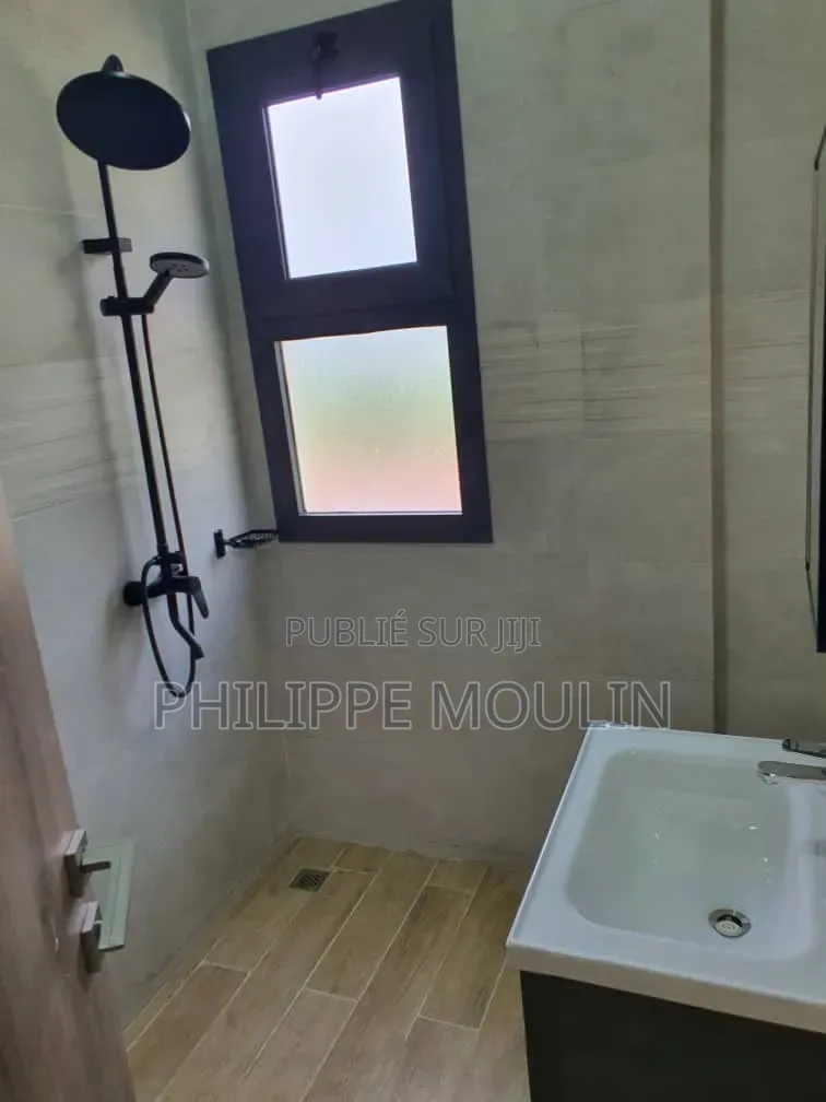 19chbre Maison dans Hôtel A Vendre A, Bouaké à Vendre
