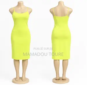 Robe Jaune Citron Élégante Avec Fond Assorti