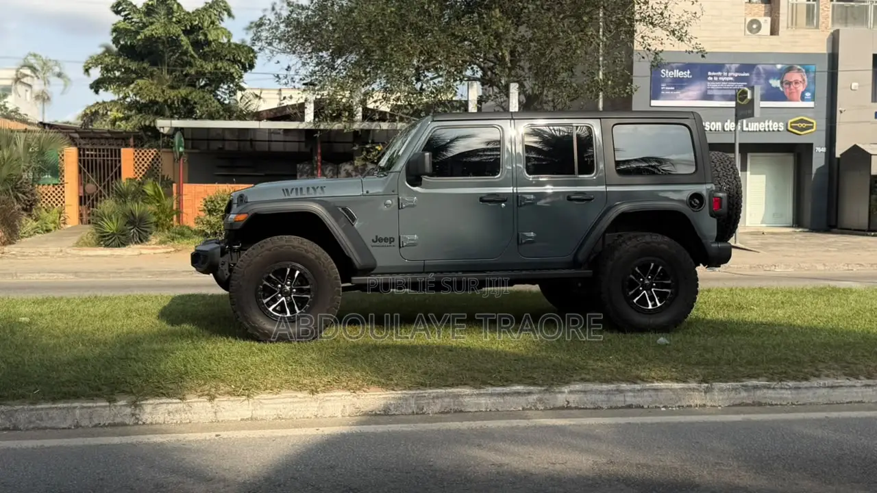 Nouveau Jeep Wrangler Willys 4dr 4WD 2026 Gris