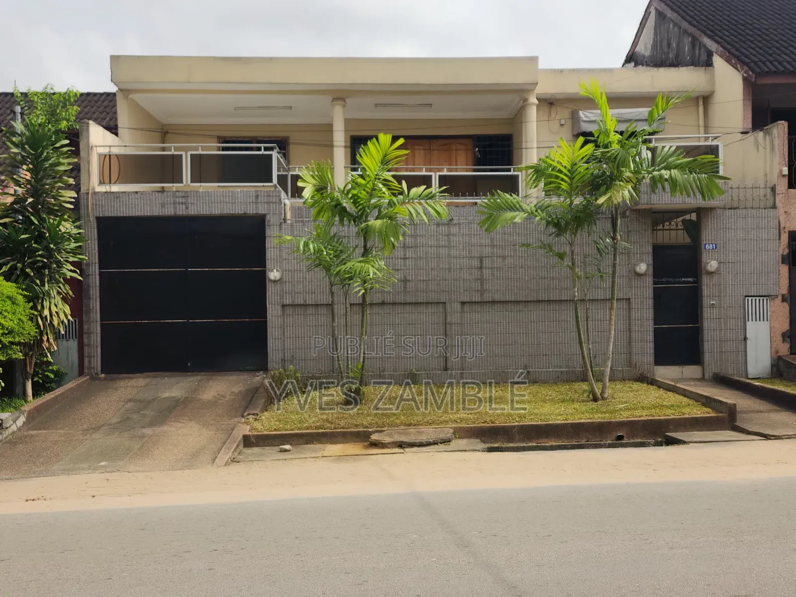 8chbre Duplex dans Duplex De 8 Pièces, Cocody à Vendre