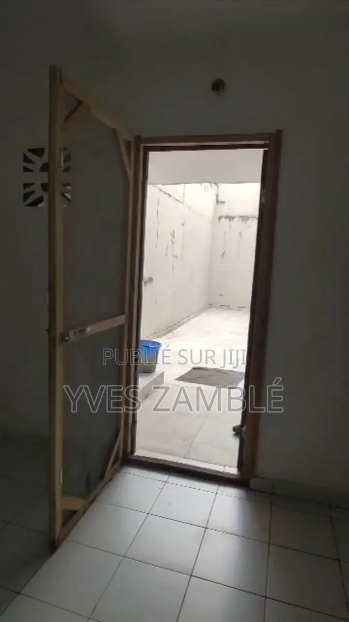 8chbre Duplex dans Duplex De 8 Pièces, Cocody à Vendre