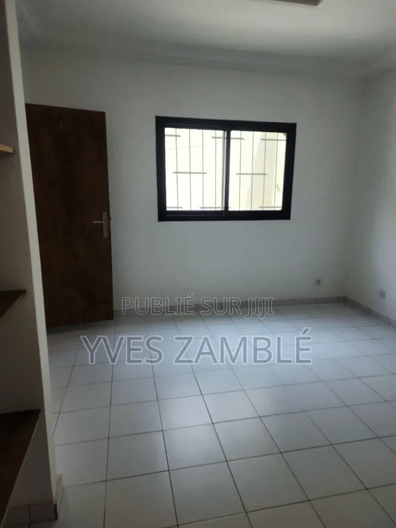 8chbre Duplex dans Duplex De 8 Pièces, Cocody à Vendre