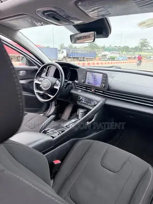 Hyundai Elantra 2022 Gris