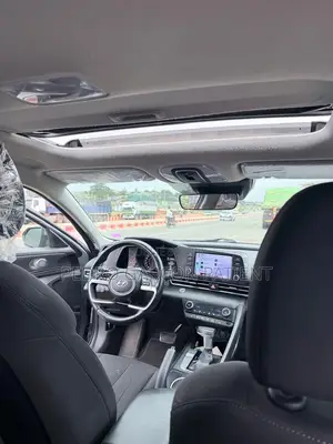 Hyundai Elantra 2022 Gris