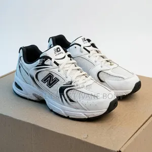 Baskets Blanches Et Noires – Confortables Et Stylées
