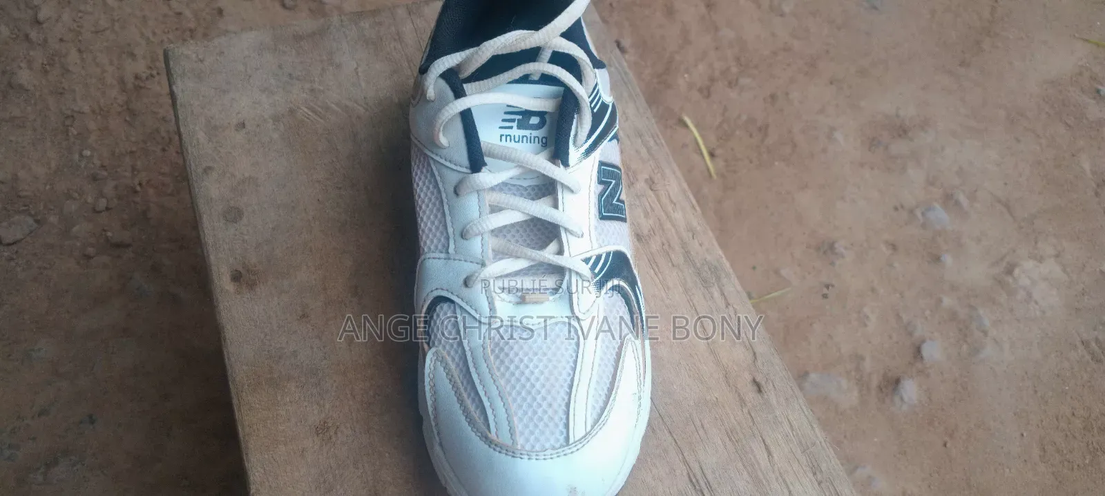Baskets Blanches Et Noires – Confortables Et Stylées