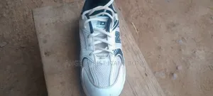 Baskets Blanches Et Noires – Confortables Et Stylées