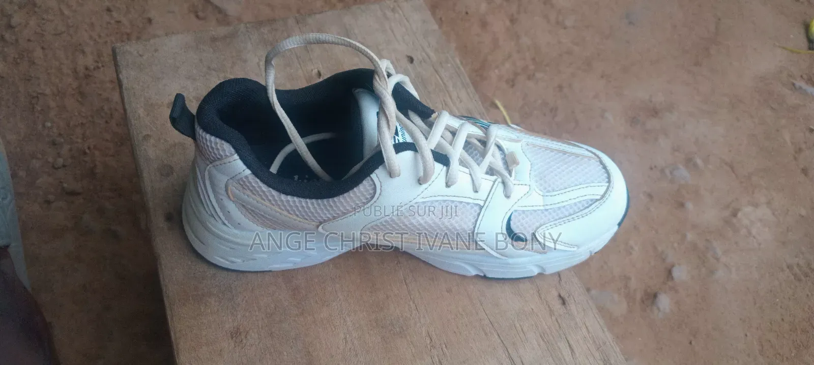 Baskets Blanches Et Noires – Confortables Et Stylées