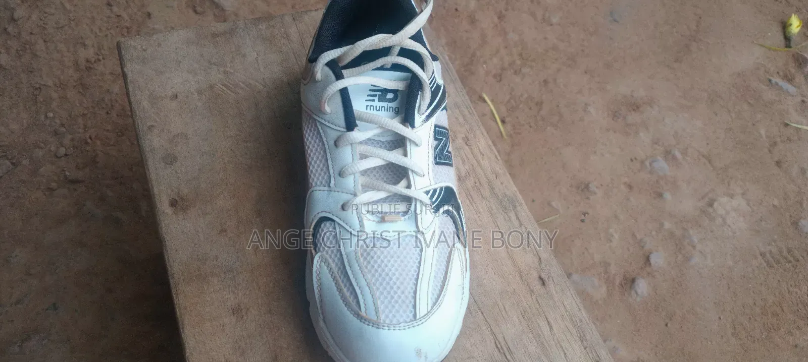 Baskets Blanches Et Noires – Confortables Et Stylées