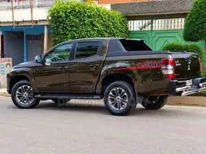 Mitsubishi L200 2025 Gris