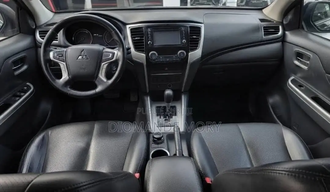 Mitsubishi L200 2025 Gris