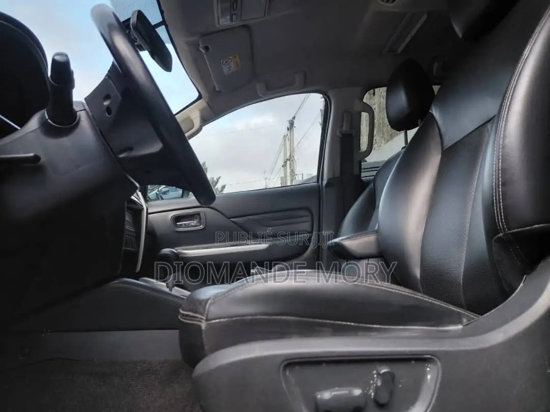 Mitsubishi L200 2025 Gris
