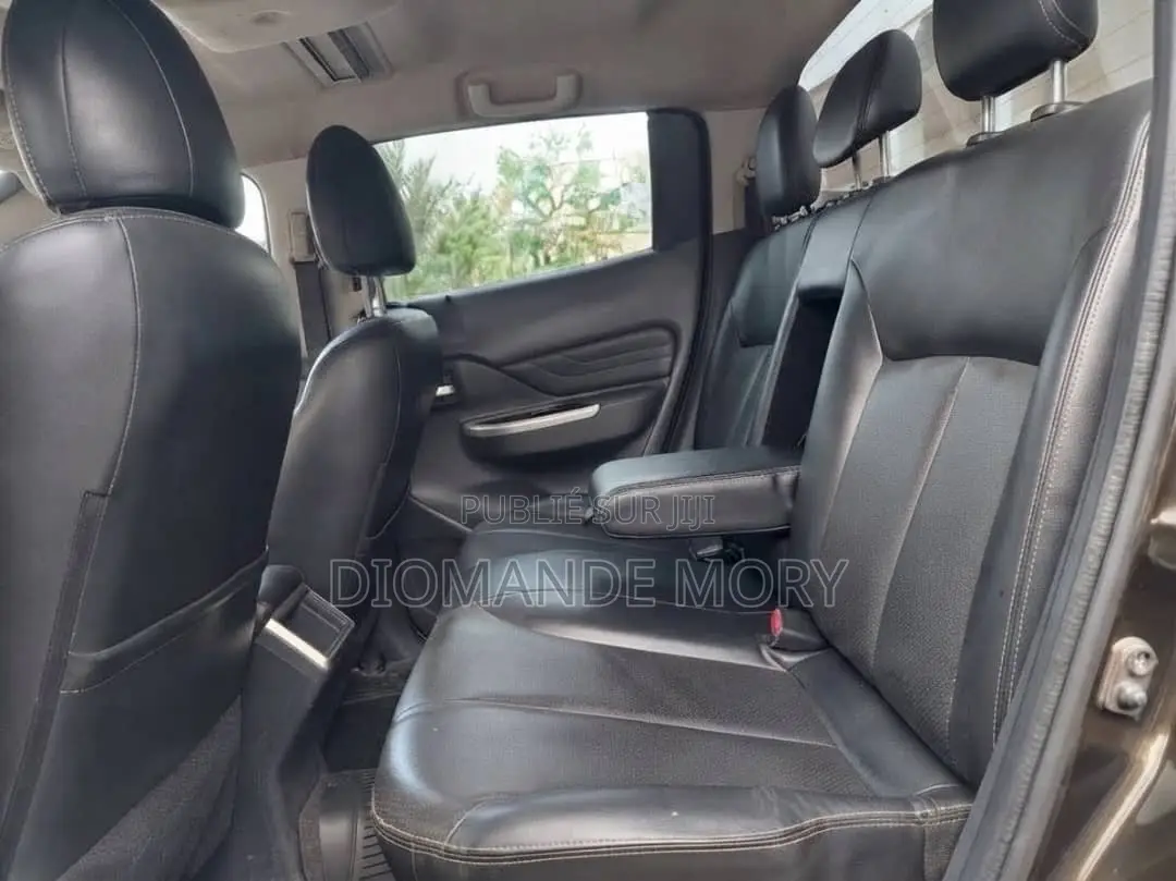 Mitsubishi L200 2025 Gris