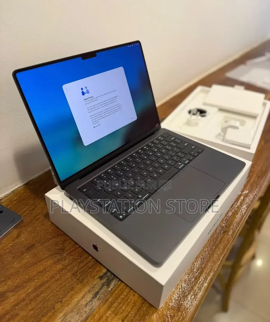 Nouveau Apple MacBook Pro 2022 M2 6GB Apple M2 SSD 250GB