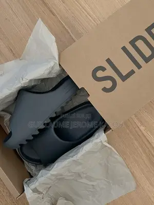 Yeezy Slide Onyx Noir – Noir Total Authentique – Boîte Officielle