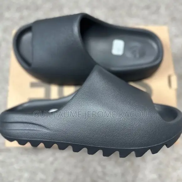 Yeezy Slide Onyx Noir – Noir Total Authentique – Boîte Officielle