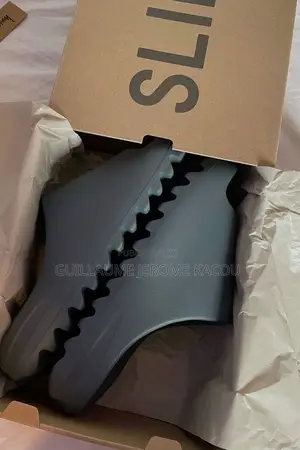 Yeezy Slide Onyx Noir – Noir Total Authentique – Boîte Officielle