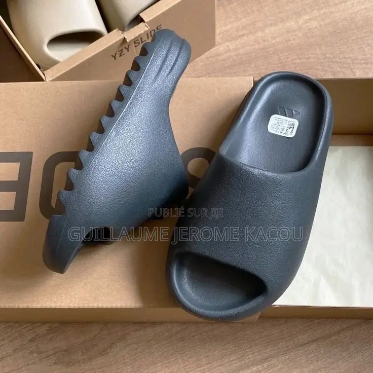 Yeezy Slide Onyx Noir – Noir Total Authentique – Boîte Officielle