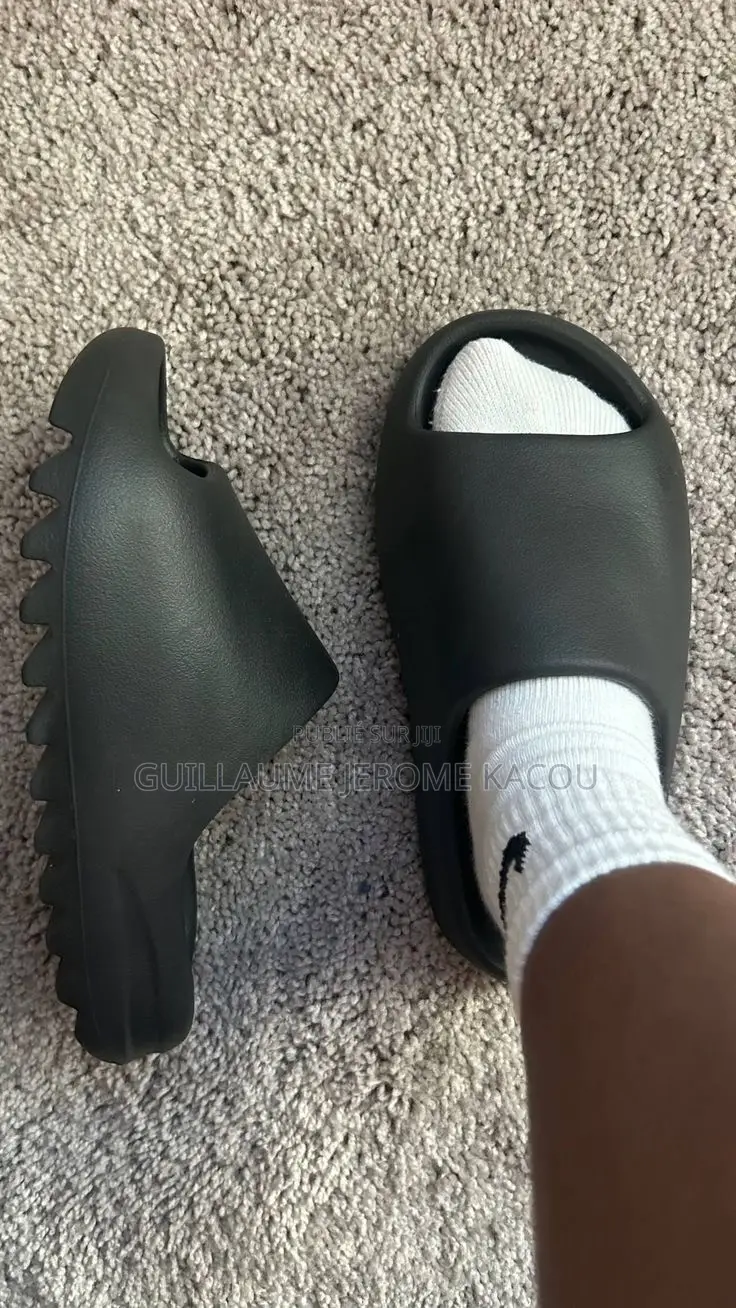 Yeezy Slide Onyx Noir – Noir Total Authentique – Boîte Officielle