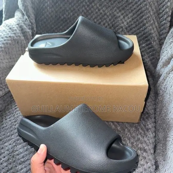Yeezy Slide Onyx Noir – Noir Total Authentique – Boîte Officielle