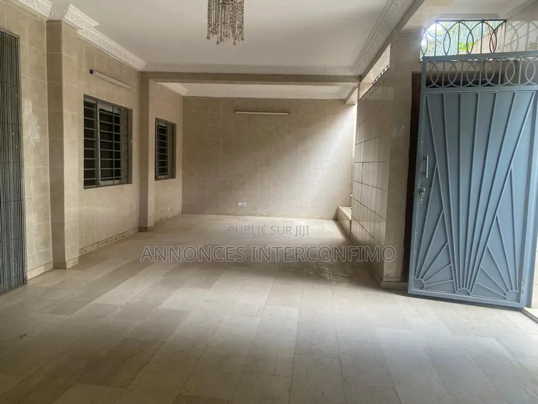 5chbre Villa dans Interconfimo Sarl, Cocody à Louer