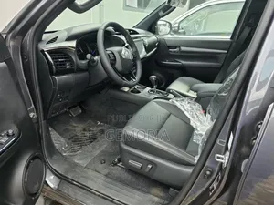 Nouveau Toyota Hilux Active (Hybrid) 2026 Gris