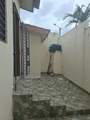 2chbre Villa dans Sang, Cocody à Vendre