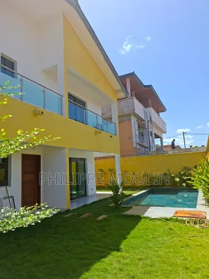 7chbre Duplex dans Duplex De 7 Pièces, Grand-Bassam à Vendre