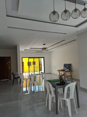 7chbre Duplex dans Duplex De 7 Pièces, Grand-Bassam à Vendre