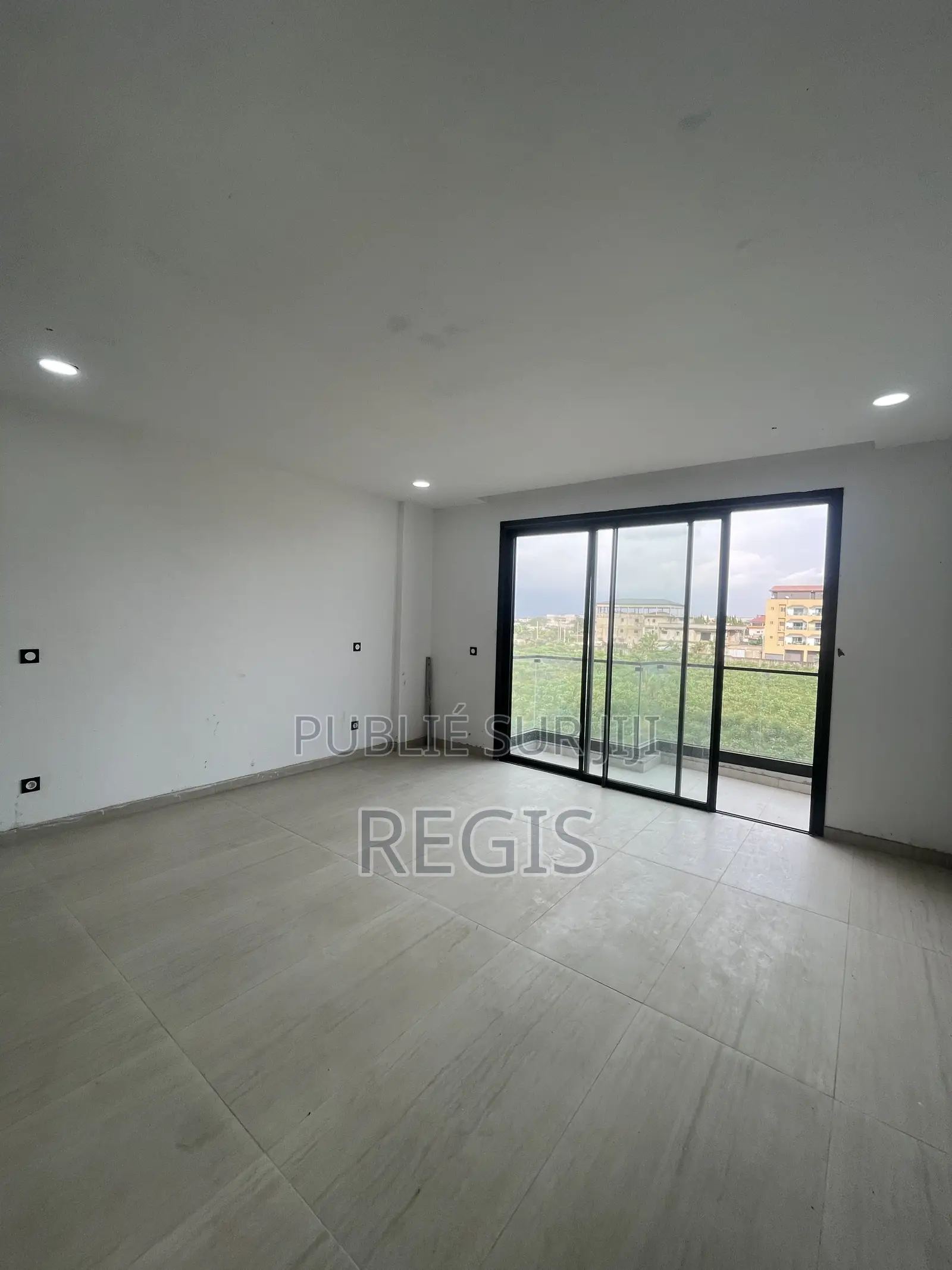 2chbre Appartement dans Regis, Cocody à Louer
