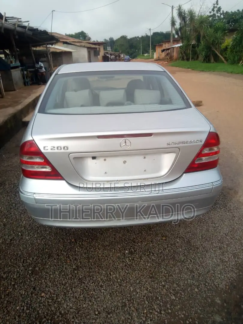 Nouveau Mercedes-Benz C200 2023 Gris