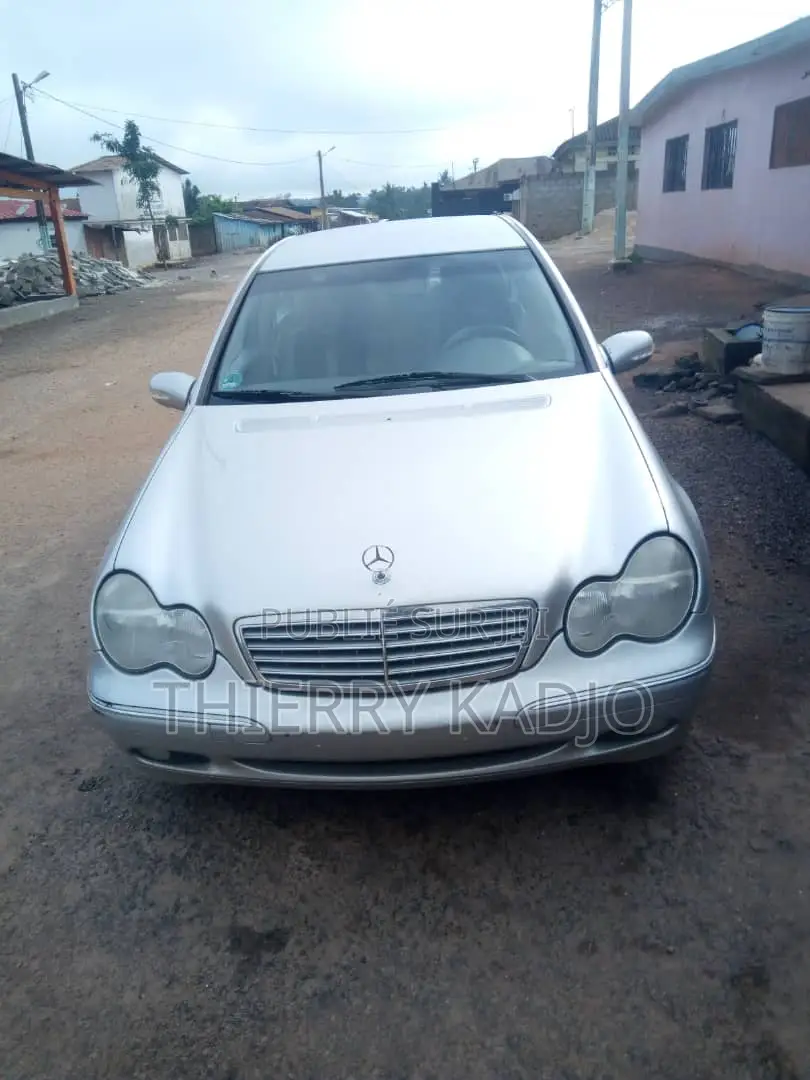 Nouveau Mercedes-Benz C200 2023 Gris