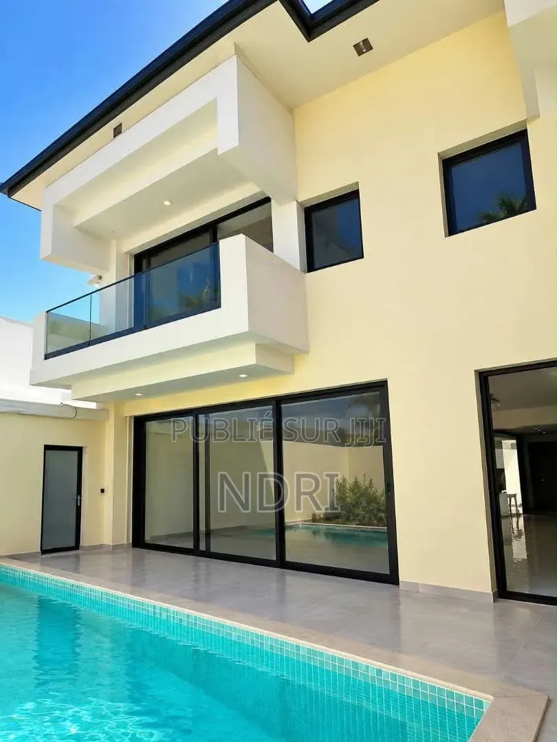 8chbre Villa dans Avi Imo, Cocody à Louer