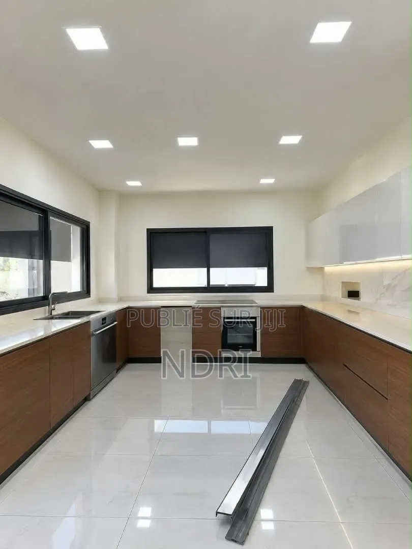 8chbre Villa dans Avi Imo, Cocody à Louer