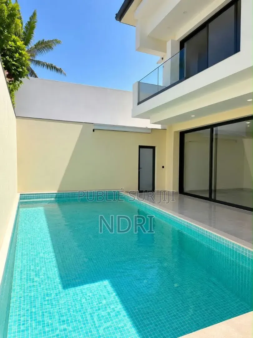8chbre Villa dans Avi Imo, Cocody à Louer