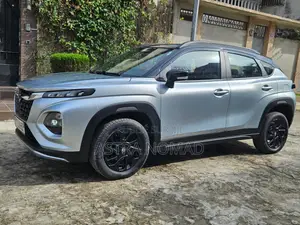 Suzuki Fronx 2024 Gris