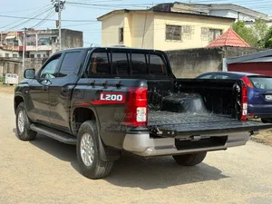 Mitsubishi L200 2025 Gris